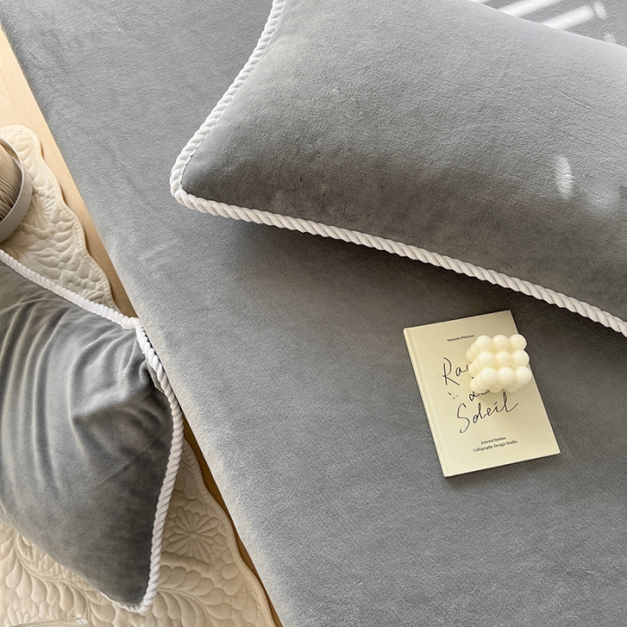 91家纺网 家纺一手货源 找家纺 857家居 2022新款牛奶绒纯色床笠浅灰