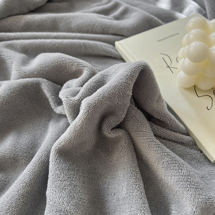 91家纺网 家纺一手货源 找家纺 857家居 2022新款牛奶绒纯色床笠浅灰