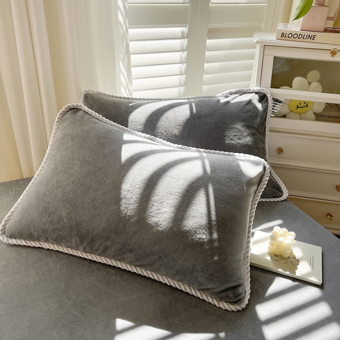 91家纺网 家纺一手货源 找家纺 857家居 2022新款牛奶绒纯色床笠浅灰