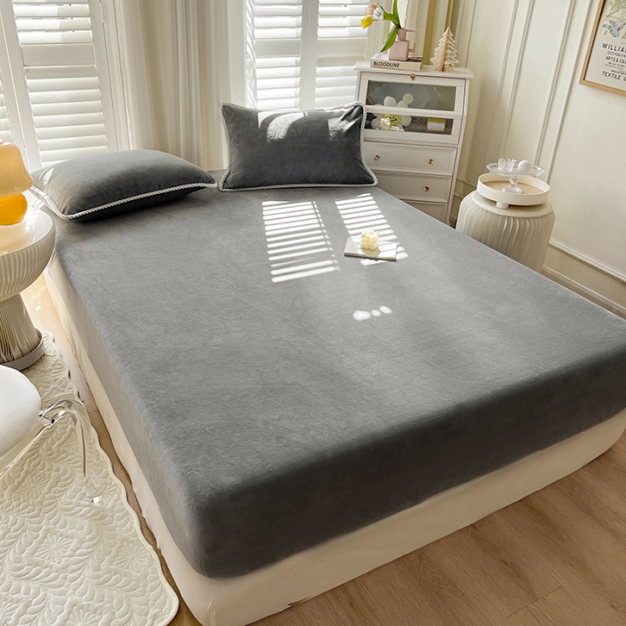 91家纺网 家纺一手货源 找家纺 857家居 2022新款牛奶绒纯色床笠浅灰