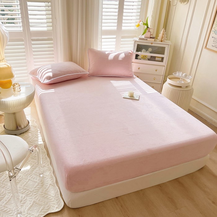 91家纺网 家纺一手货源 找家纺 857家居 2022新款牛奶绒纯色床笠粉色