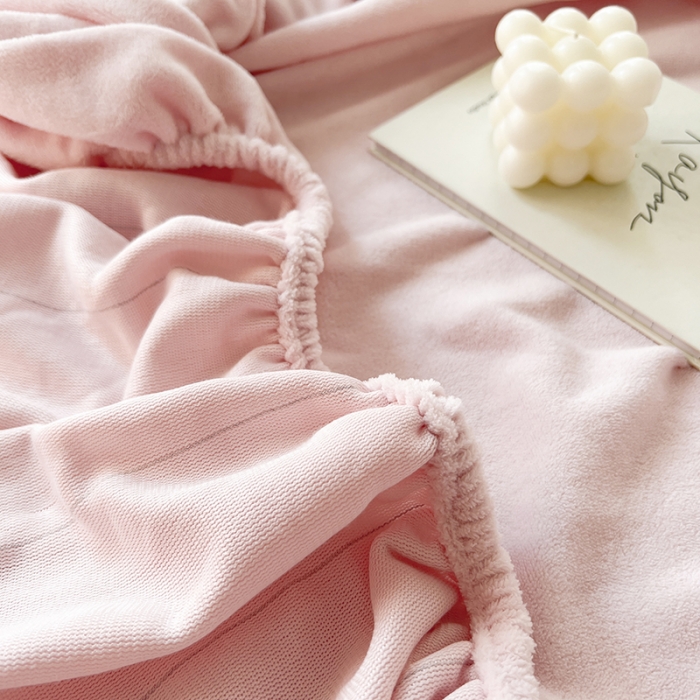 91家纺网 家纺一手货源 找家纺 857家居 2022新款牛奶绒纯色床笠粉色