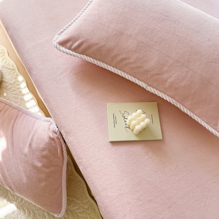 91家纺网 家纺一手货源 找家纺 857家居 2022新款牛奶绒纯色床笠粉色