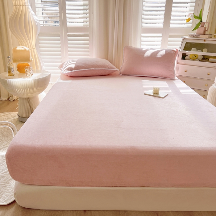 91家纺网 家纺一手货源 找家纺 857家居 2022新款牛奶绒纯色床笠粉色