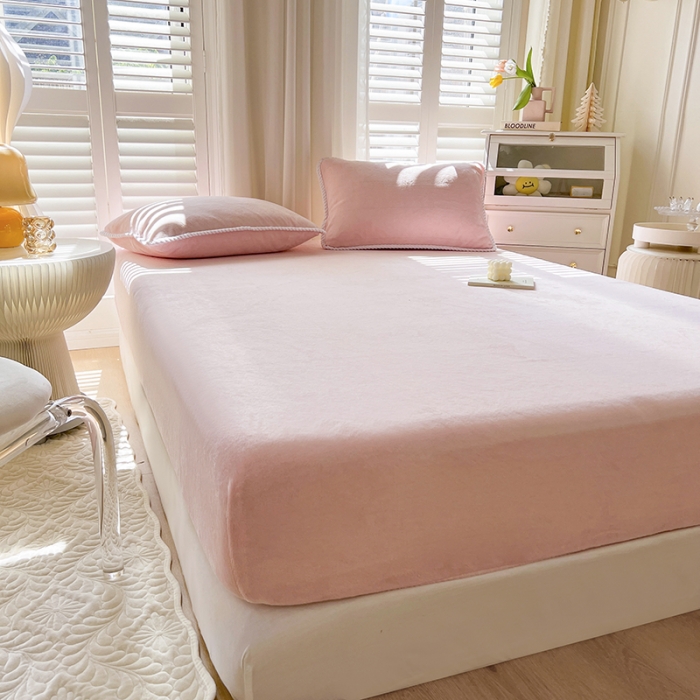 91家纺网 家纺一手货源 找家纺 857家居 2022新款牛奶绒纯色床笠粉色