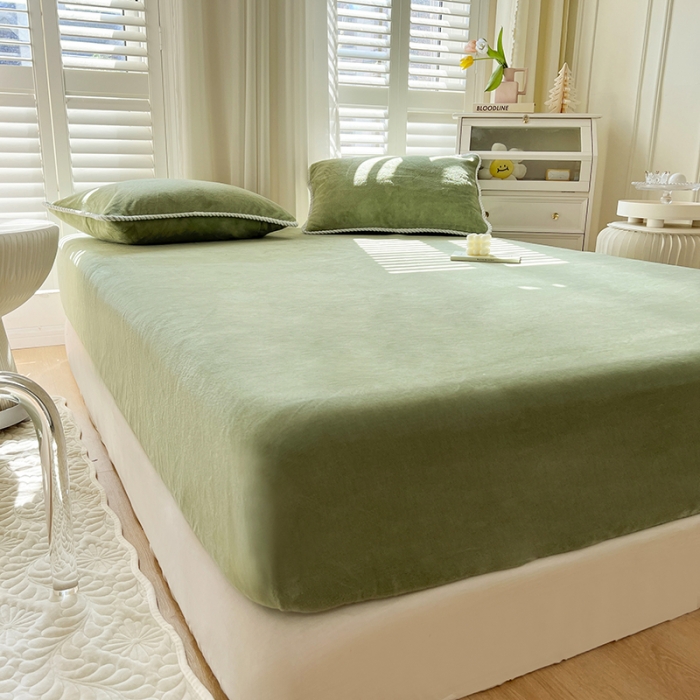 91家纺网 家纺一手货源 找家纺 857家居 2022新款牛奶绒纯色床笠墨绿