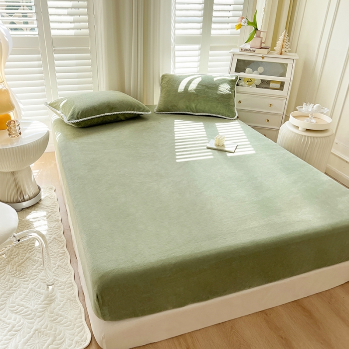 91家纺网 家纺一手货源 找家纺 857家居 2022新款牛奶绒纯色床笠墨绿