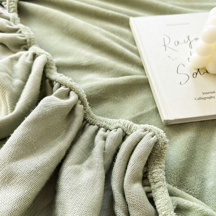 91家纺网 家纺一手货源 找家纺 857家居 2022新款牛奶绒纯色床笠墨绿