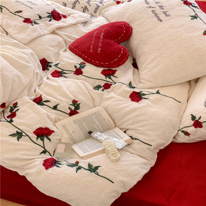 91家纺网 家纺一手货源 找家纺 （总）星野2022新款高克重雕花牛奶绒四件套-南法玫瑰