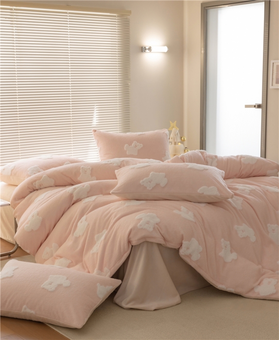 91家纺网 家纺一手货源 找家纺 棉眠 2022新款牛奶绒四件套冬日熊熊系列 冬日熊-粉