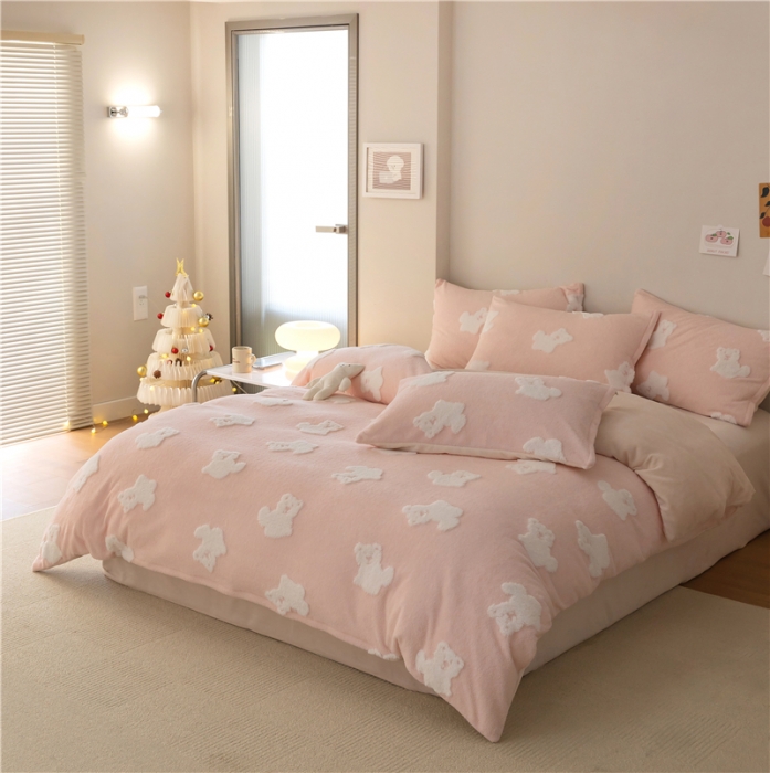 91家纺网 家纺一手货源 找家纺 棉眠 2022新款牛奶绒四件套冬日熊熊系列 冬日熊-粉