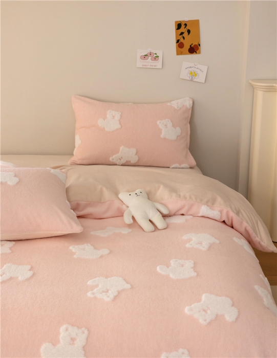 91家纺网 家纺一手货源 找家纺 棉眠 2022新款牛奶绒四件套冬日熊熊系列 冬日熊-粉
