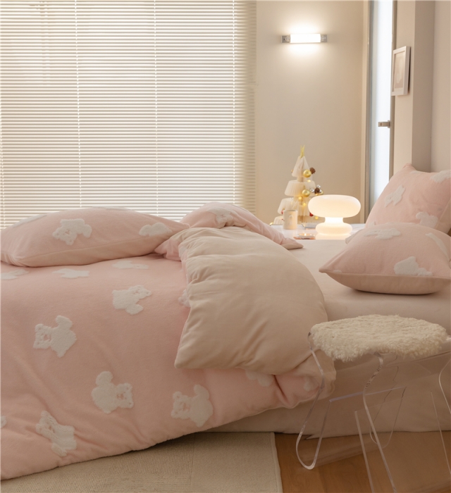 91家纺网 家纺一手货源 找家纺 棉眠 2022新款牛奶绒四件套冬日熊熊系列 冬日熊-粉