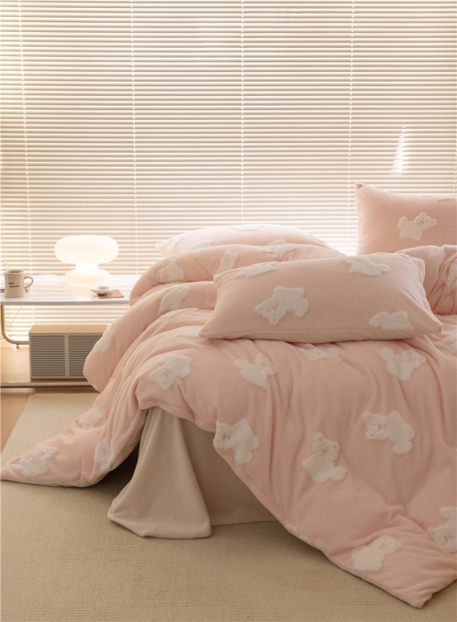 91家纺网 家纺一手货源 找家纺 棉眠 2022新款牛奶绒四件套冬日熊熊系列 冬日熊-粉