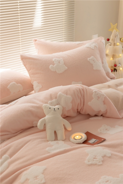 91家纺网 家纺一手货源 找家纺 棉眠 2022新款牛奶绒四件套冬日熊熊系列 冬日熊-粉