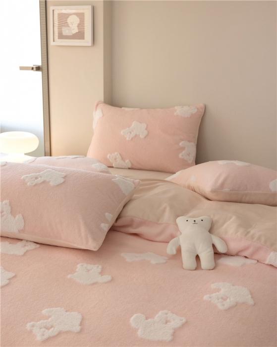 91家纺网 家纺一手货源 找家纺 棉眠 2022新款牛奶绒四件套冬日熊熊系列 冬日熊-粉