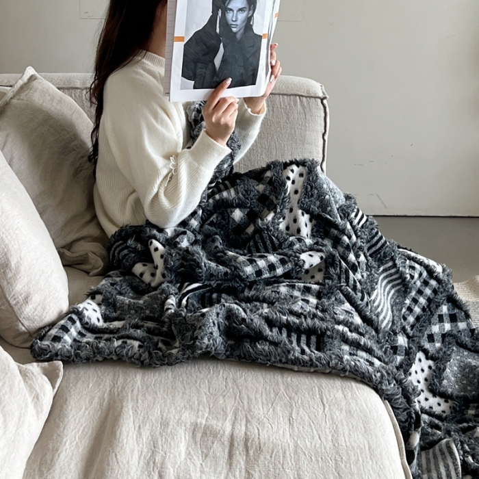 91家纺网 家纺一手货源 找家纺 （总）圆岛 2022新款高级感拼接补丁羊毛高克重暖绒毯子