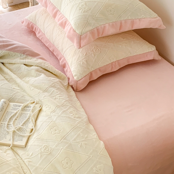 91家纺网 家纺一手货源 找家纺 圆岛 2022新款四色入3D雕花牛奶绒保暖四件套 风格二 蜜粉