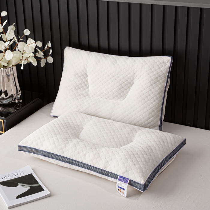 91家纺网 家纺一手货源 找家纺 （总）荣运枕业 新款3D透气分区枕 水立方按摩颗粒护颈枕