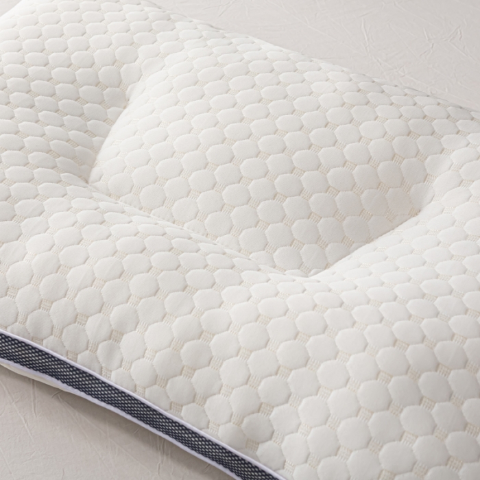 91家纺网 家纺一手货源 找家纺 （总）荣运枕业 新款3D透气分区枕 水立方按摩颗粒护颈枕