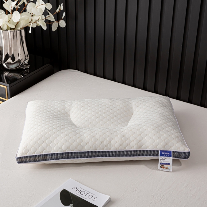 91家纺网 家纺一手货源 找家纺 （总）荣运枕业 新款3D透气分区枕 水立方按摩颗粒护颈枕