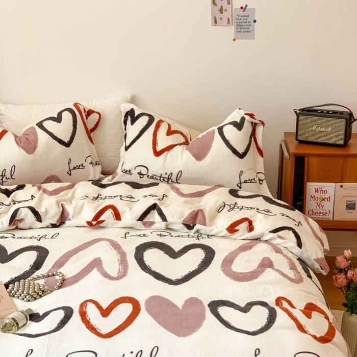 91家纺网 家纺一手货源 找家纺 时年 2022新款全消光牛奶绒印花四件套 爱心结