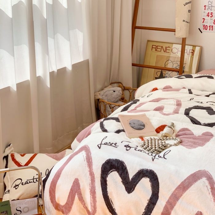 91家纺网 家纺一手货源 找家纺 时年 2022新款全消光牛奶绒印花四件套 爱心结