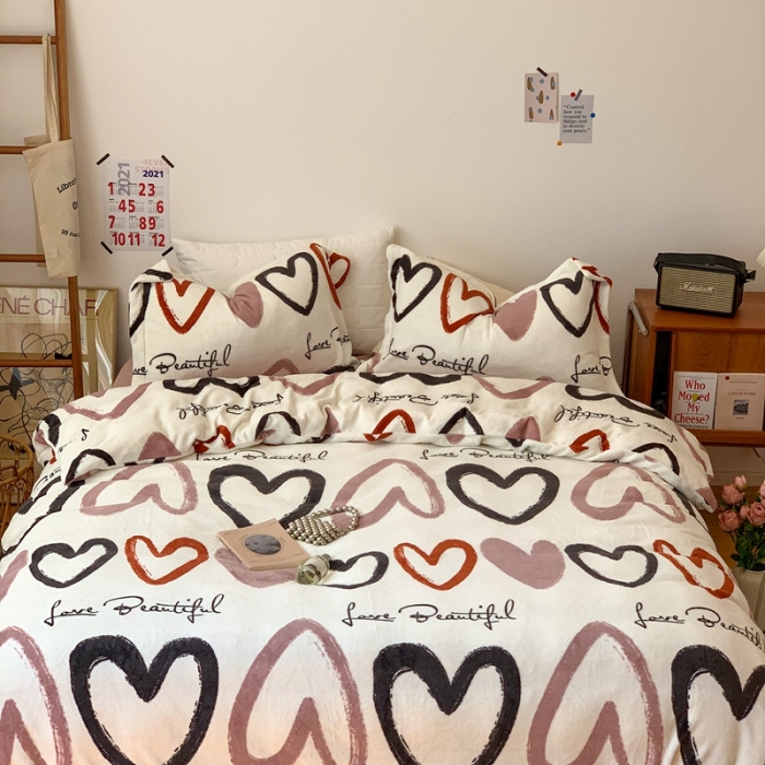 91家纺网 家纺一手货源 找家纺 时年 2022新款全消光牛奶绒印花四件套 爱心结