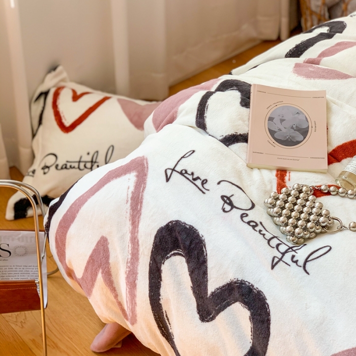 91家纺网 家纺一手货源 找家纺 时年 2022新款全消光牛奶绒印花四件套 爱心结