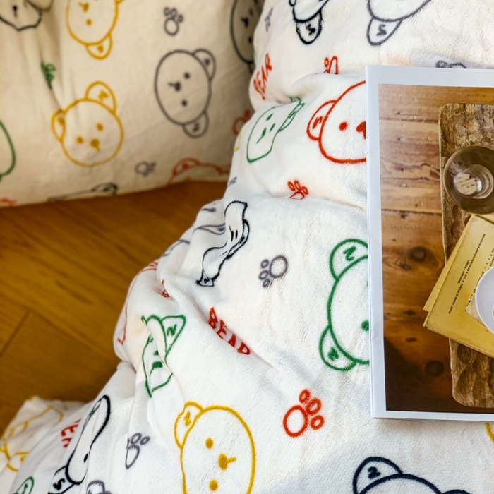 91家纺网 家纺一手货源 找家纺 时年 2022新款全消光牛奶绒印花四件套 彩色小熊