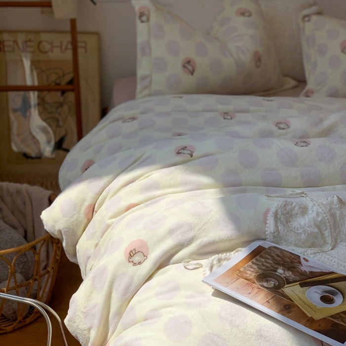 91家纺网 家纺一手货源 找家纺 时年 2022新款全消光牛奶绒印花四件套 萌萌兔