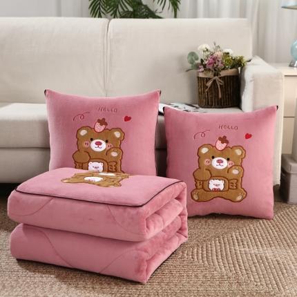 91家纺网 家纺一手货源 找家纺 （总）素玖抱枕被 2023新款牛奶绒草莓熊抱枕被系列