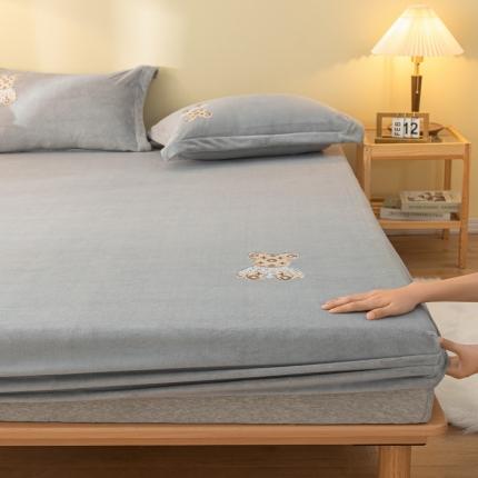 91家纺网 家纺一手货源 找家纺 蓝米卡夫 2024新款暴力熊A类牛奶绒保暖单床笠 浅灰