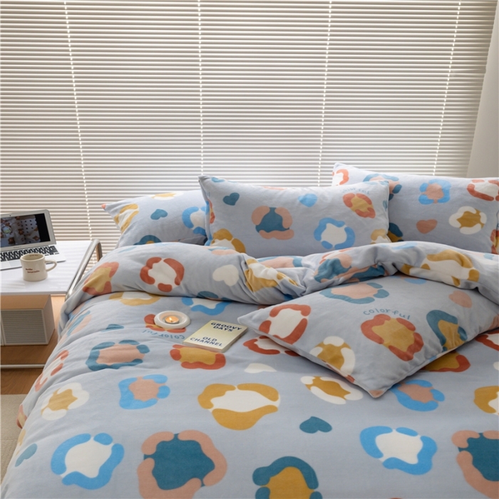 91家纺网 家纺一手货源 找家纺 棉眠 2022新款卡通牛奶绒四件套 彩心-灰