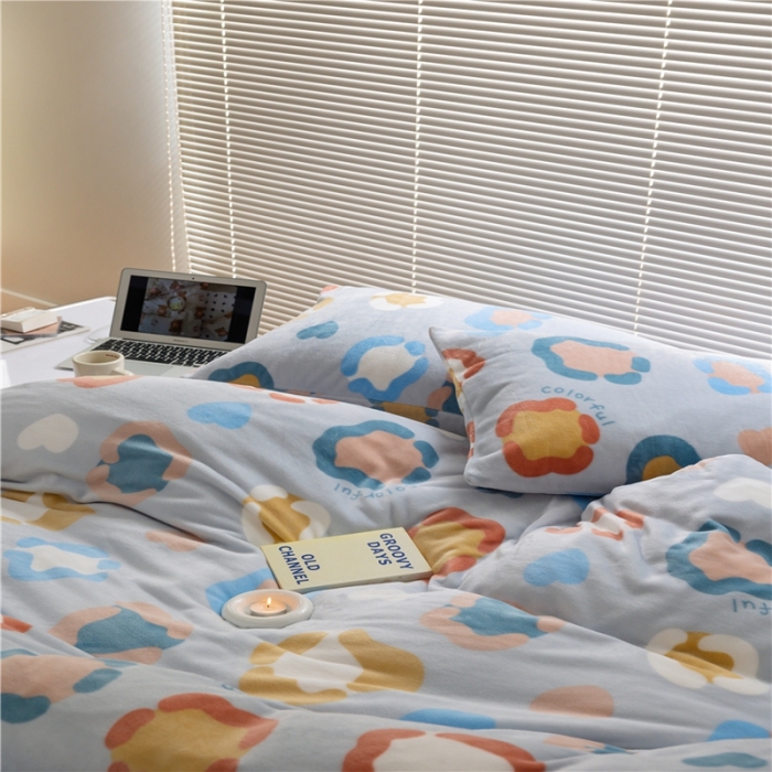 91家纺网 家纺一手货源 找家纺 棉眠 2022新款卡通牛奶绒四件套 彩心-灰