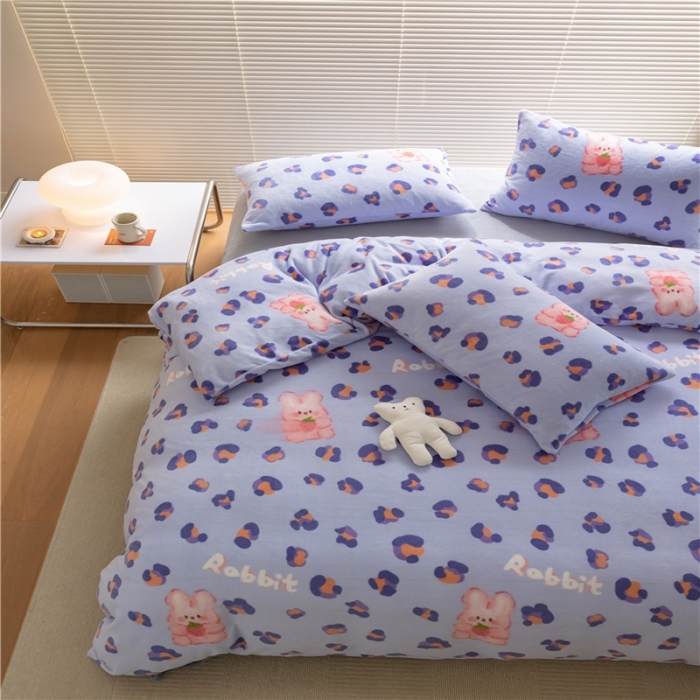 91家纺网 家纺一手货源 找家纺 棉眠 2022新款卡通牛奶绒四件套 草莓兔