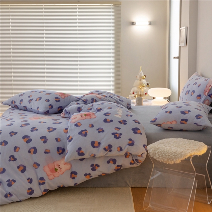 91家纺网 家纺一手货源 找家纺 棉眠 2022新款卡通牛奶绒四件套 草莓兔