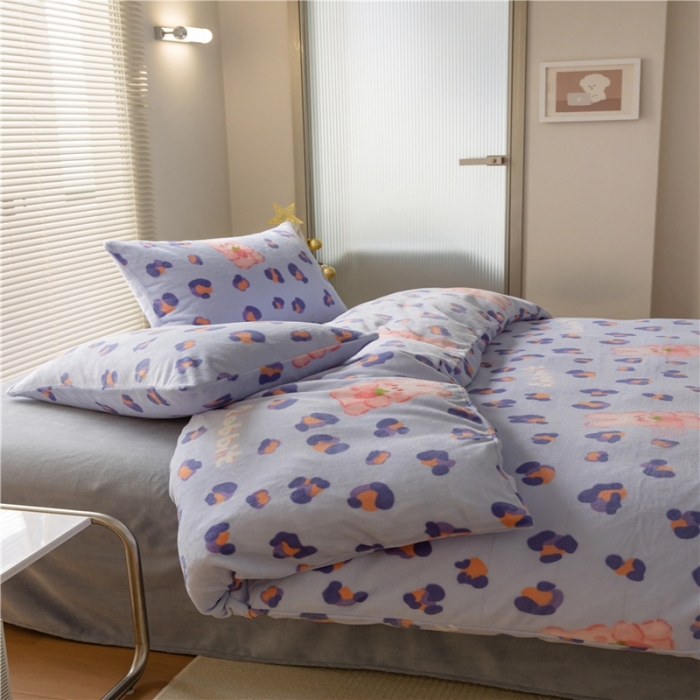 91家纺网 家纺一手货源 找家纺 棉眠 2022新款卡通牛奶绒四件套 草莓兔