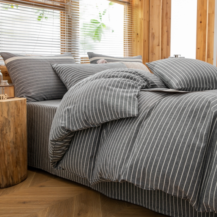 91家纺网 家纺一手货源 找家纺 柠萌家居 2022新款全棉色织水洗棉无印风四件套 深灰细条