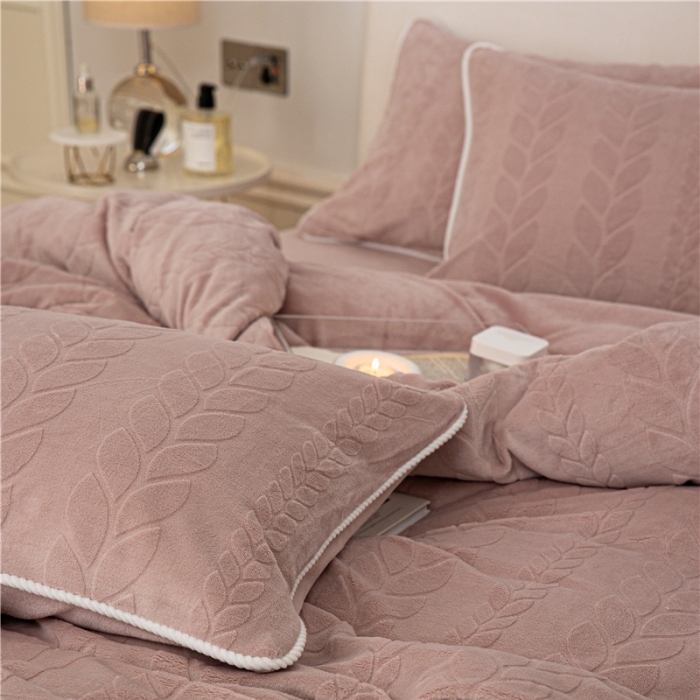 91家纺网 家纺一手货源 找家纺 棉眠 2022新款全消光立体雕花牛奶绒嵌绳款四件套 椿浅豆沙