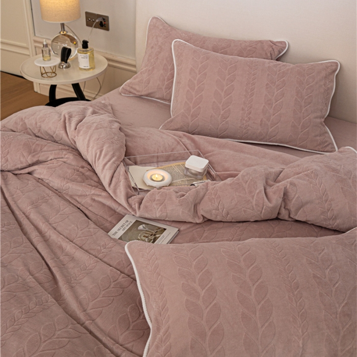 91家纺网 家纺一手货源 找家纺 棉眠 2022新款全消光立体雕花牛奶绒嵌绳款四件套 椿浅豆沙