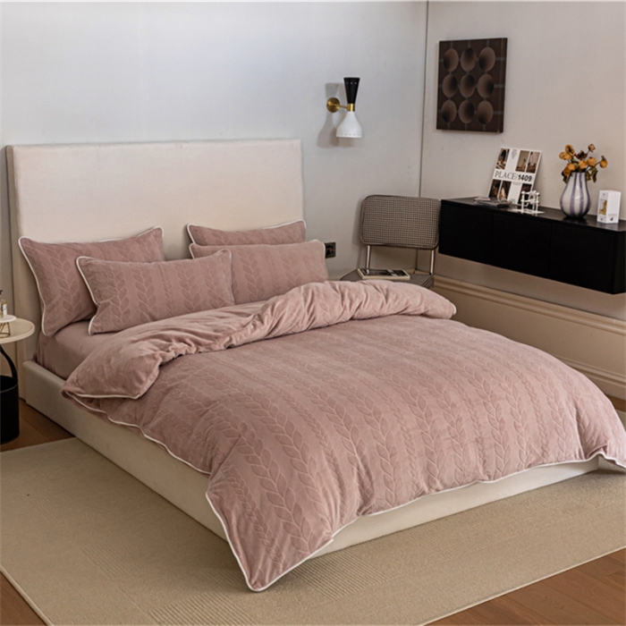 91家纺网 家纺一手货源 找家纺 棉眠 2022新款全消光立体雕花牛奶绒嵌绳款四件套 椿浅豆沙