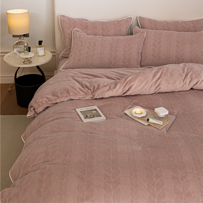 91家纺网 家纺一手货源 找家纺 棉眠 2022新款全消光立体雕花牛奶绒嵌绳款四件套 椿浅豆沙