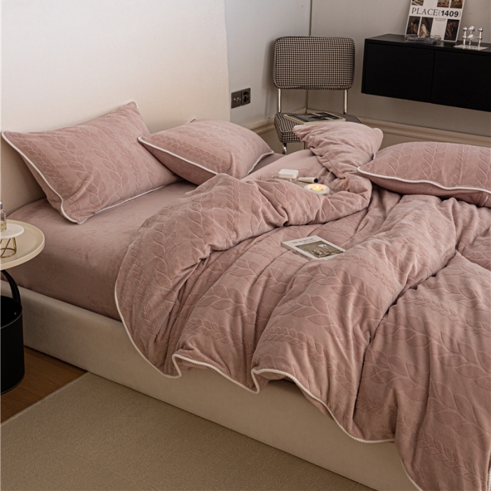 91家纺网 家纺一手货源 找家纺 棉眠 2022新款全消光立体雕花牛奶绒嵌绳款四件套 椿浅豆沙