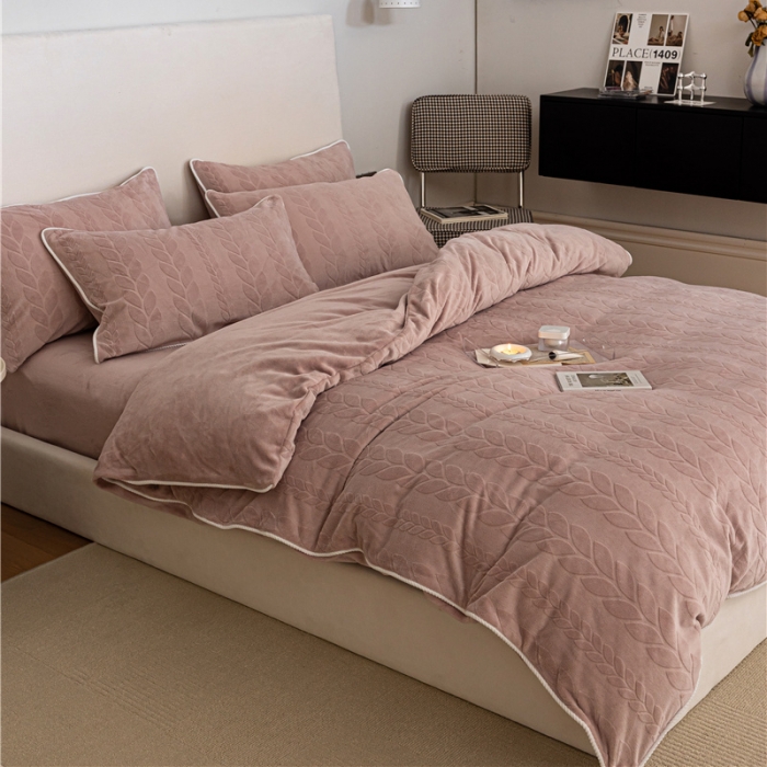 91家纺网 家纺一手货源 找家纺 棉眠 2022新款全消光立体雕花牛奶绒嵌绳款四件套 椿浅豆沙