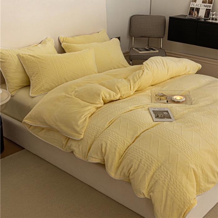 91家纺网 家纺一手货源 找家纺 棉眠 2022新款全消光立体雕花牛奶绒嵌绳款四件套 绞花奶油黄