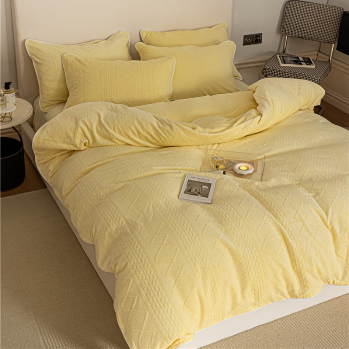 91家纺网 家纺一手货源 找家纺 棉眠 2022新款全消光立体雕花牛奶绒嵌绳款四件套 绞花奶油黄