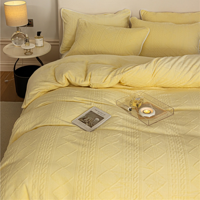 91家纺网 家纺一手货源 找家纺 棉眠 2022新款全消光立体雕花牛奶绒嵌绳款四件套 绞花奶油黄