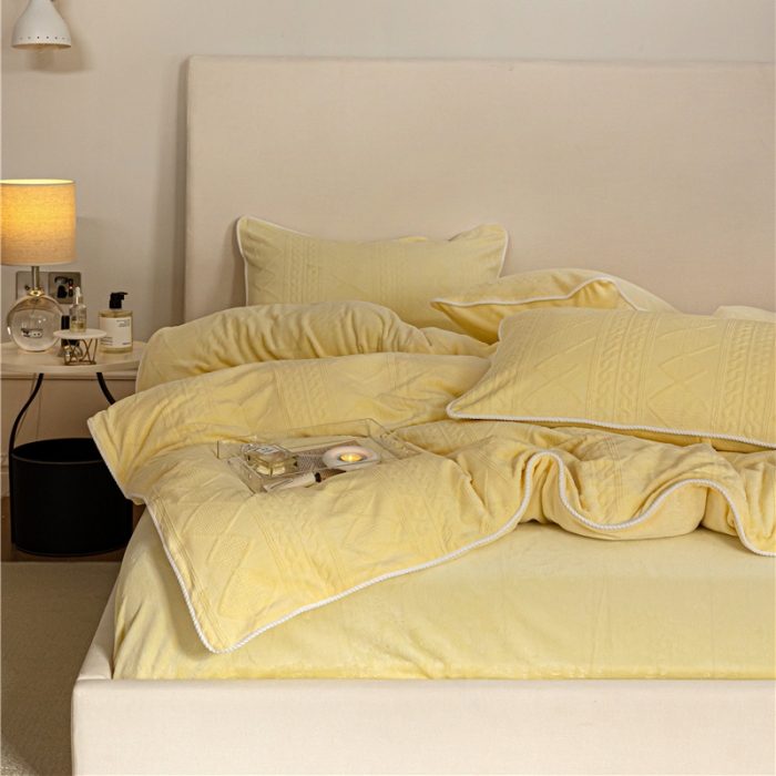 91家纺网 家纺一手货源 找家纺 棉眠 2022新款全消光立体雕花牛奶绒嵌绳款四件套 绞花奶油黄