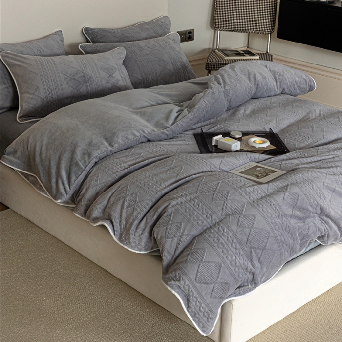 91家纺网 家纺一手货源 找家纺 棉眠 2022新款全消光立体雕花牛奶绒嵌绳款四件套 绞花鸭蛋灰